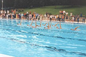 Prateser Kunstschwimmerinnen im Freibad Wangen